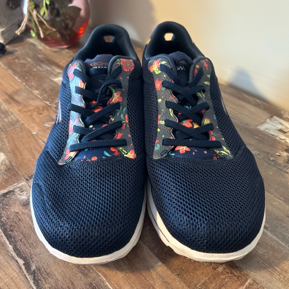 Skechers Go Walk
Cushioned sneakers Size 11